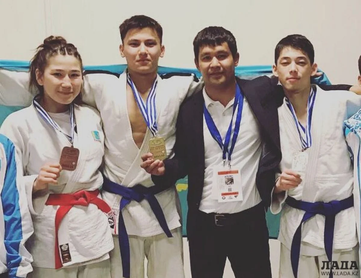 Воспитанники спортивной школы «Каракоз» вместе с тренером Болатом Дуйсенбиевым