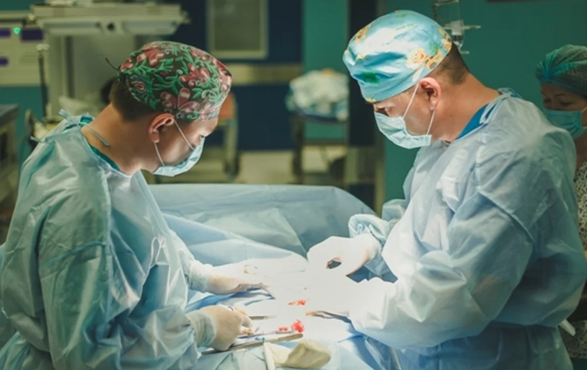 Хирурги ЦРБ на операции. Фото предоставлено Т.Койлановым