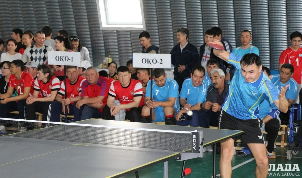 За теннисным столом идет борьба за победу. Фото Кадырбека Айдарулы