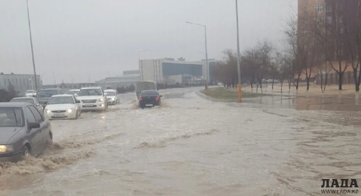 Улицы в Актау после дождя