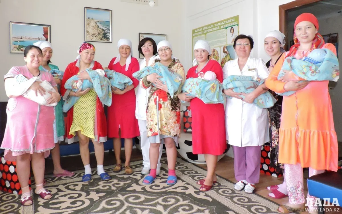 Счастливые мамы с врачами АГПЦ. Фото автора