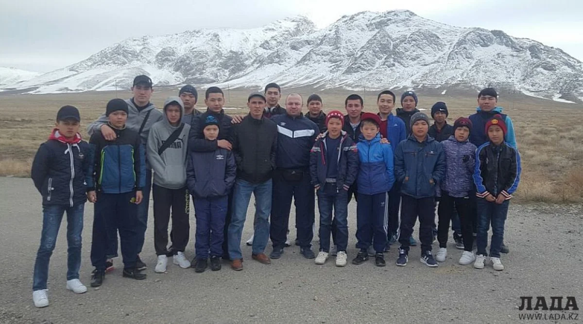 Сборная команда Мангистауской области с  тренером школы бокса Мангистауской области Ахрором Абдулкаримовым. Фото предоставлено пресс-службой федерации бокса Мангистауской области