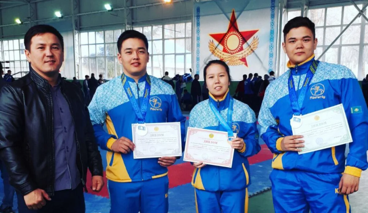 Призеры чемпионата с тренером. Фото предоставлено Н.Алтыбаевым