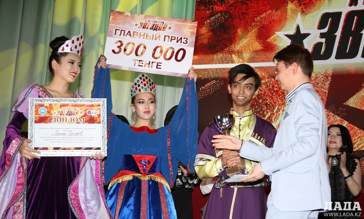 Вручение приза победителю в номинации &quot;хореография&quot; Мураду Оруджову