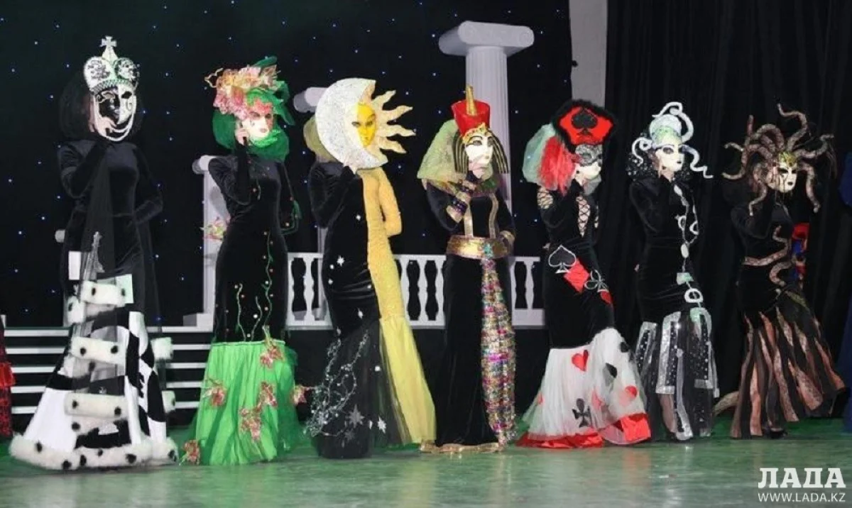Танцевальная композиция "Маски" театра моды "Колибри". Фото Ольги Ярославской из архива Lada.kz