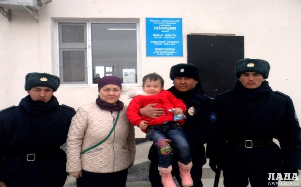 Военнослужащие с трехлетней Карлыгаш