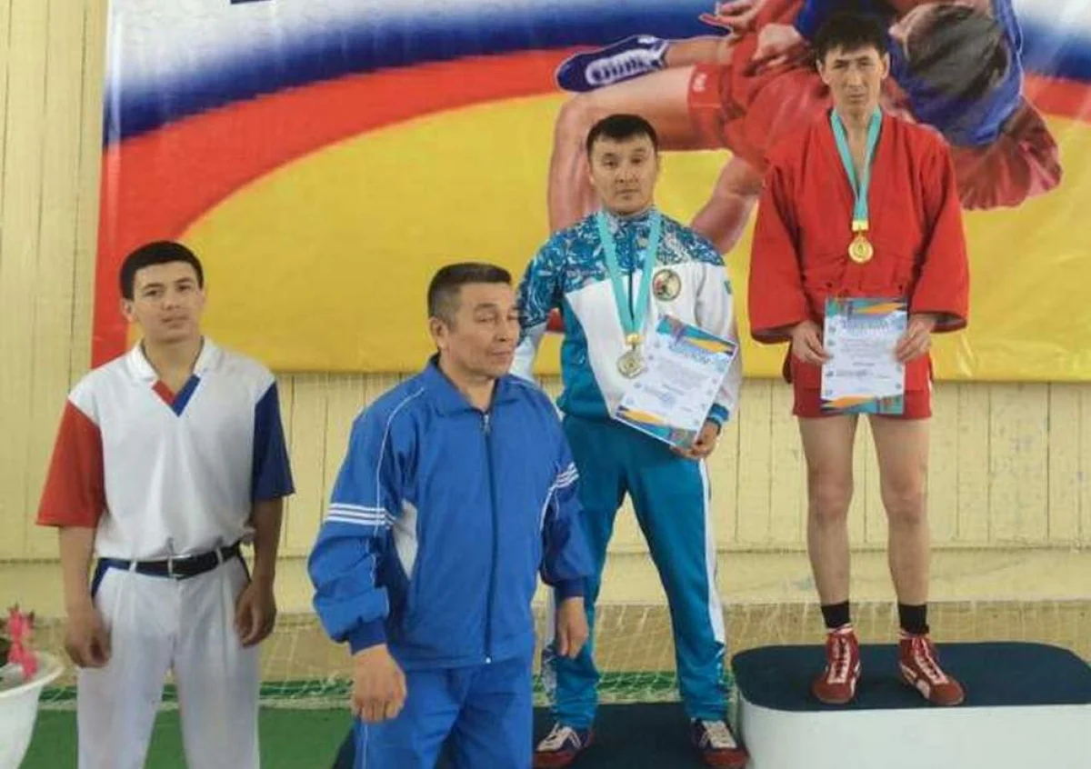 Сандибек Дуйсенбеков (третий слева) на пьедестале почета. Фото предоставлено призером