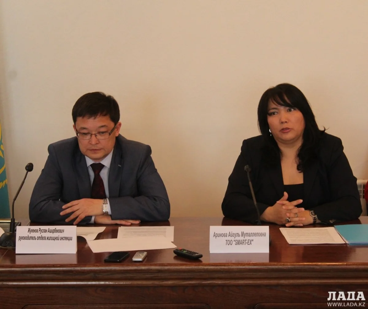 Руслан Жукенов, руководитель отдела жилищной инспекции и Айгуль Аринова, представитель ТОО «Smart-Ex». Фото автора
