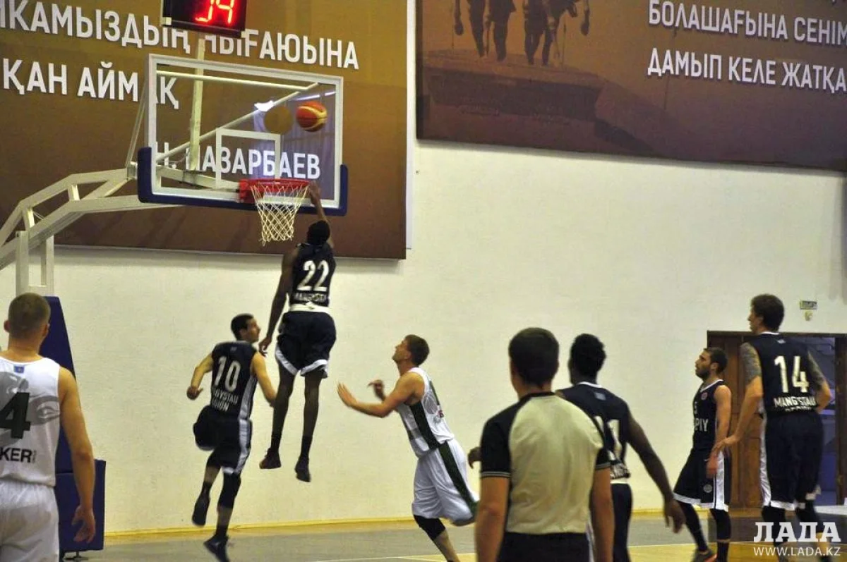 С первых минут актаусцы атаковали «Барсы Атырау»