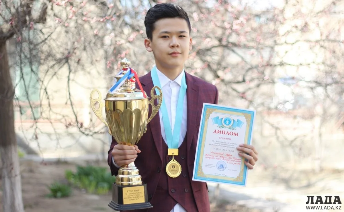 Мурат Машырыков с наградой. Фото Рашида Исмагилова