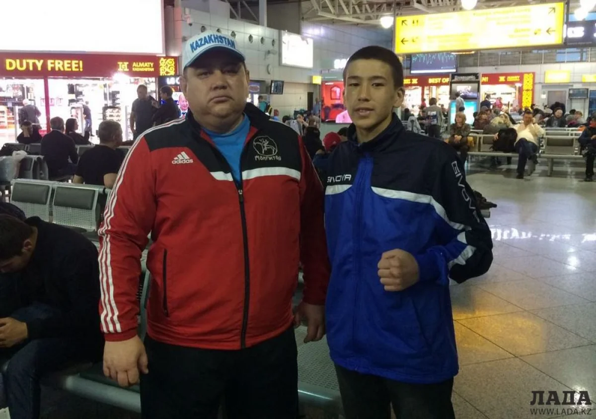 Нурбек Орысбай и его тренер Аскар Камалов. Фото предоставлено пресс-службой федерации бокса Мангистауской области