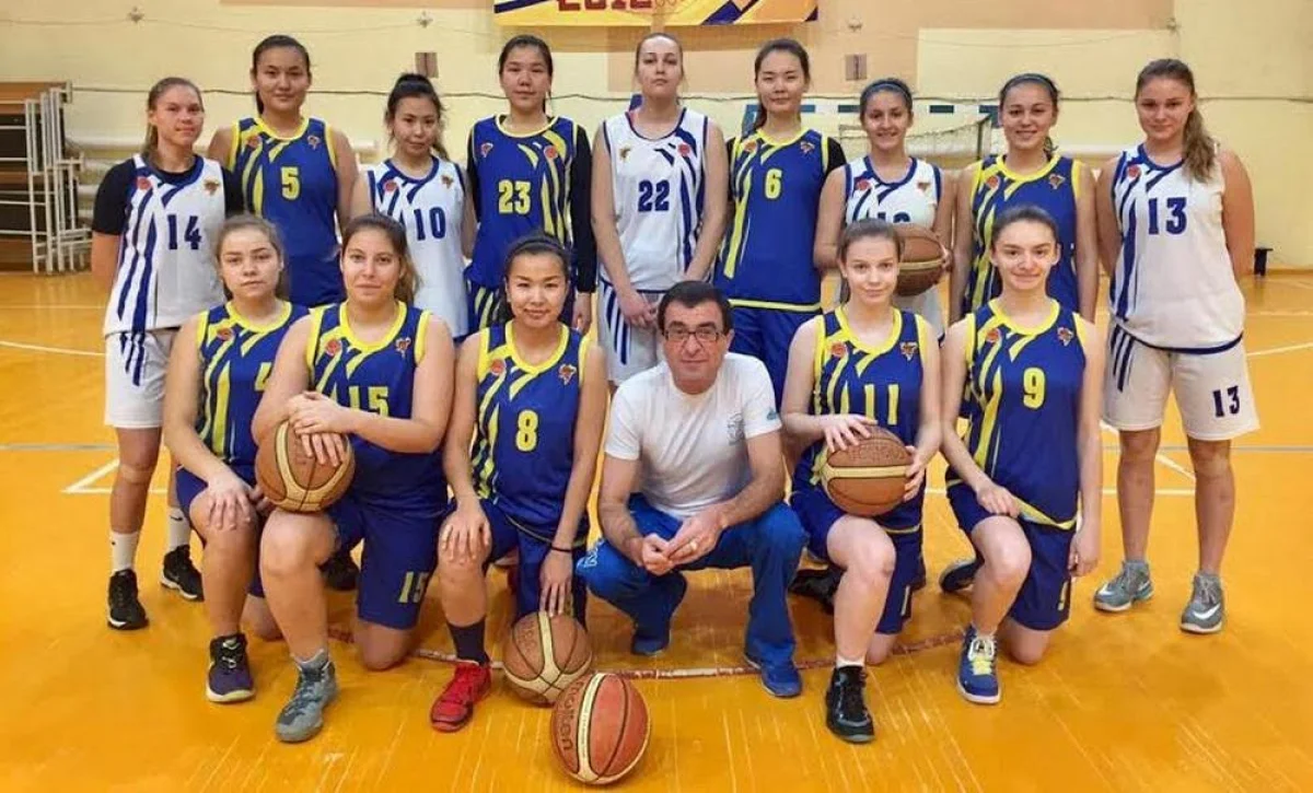 Тренер Баграт Аракелян со своими подопечными. Фото пресс-службы баскетбольного клуба «Каспий»