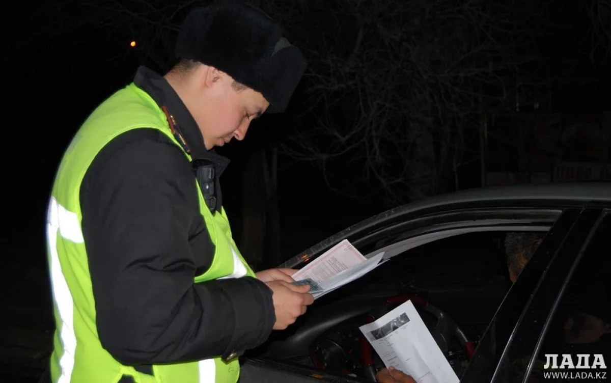 Полицейский фиксирует нарушение. Фото автора