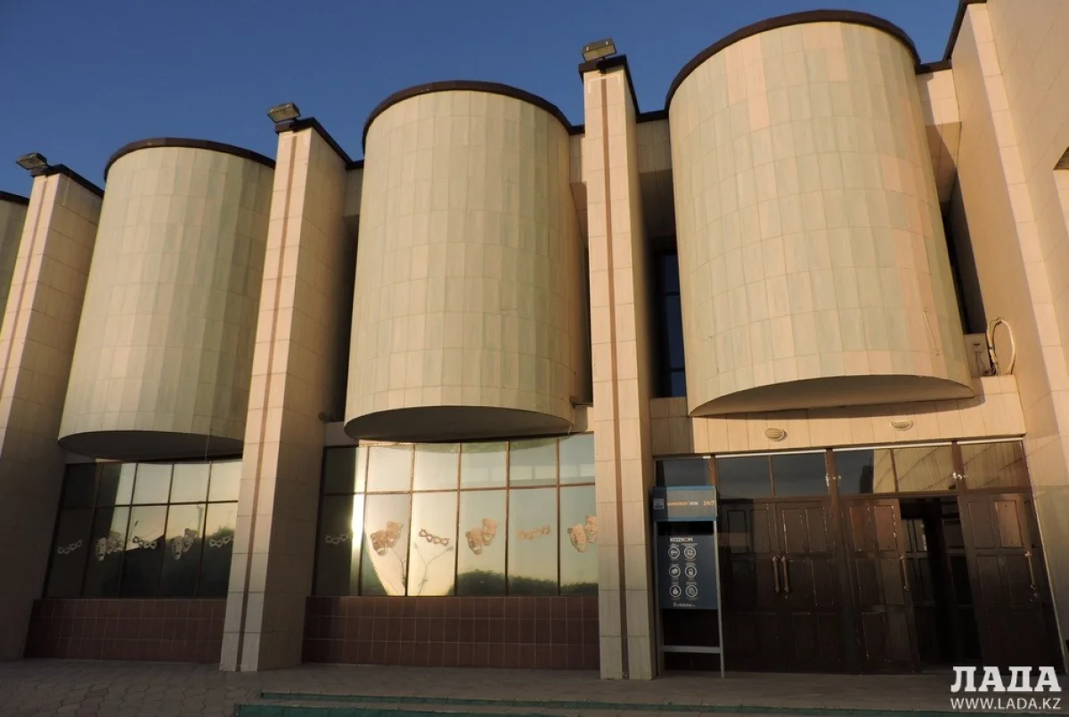 Здание музыкально-драматического театра. Фото автора