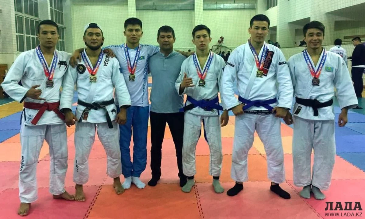 Жаксылык Алпысбаев, Нурлан Есполов, Жанболат Закарин, старший тренер Болат Дюсенбиев, Куандык Конысов, Олжас Кенжеев и Жанибек Абубакир (слева направо)