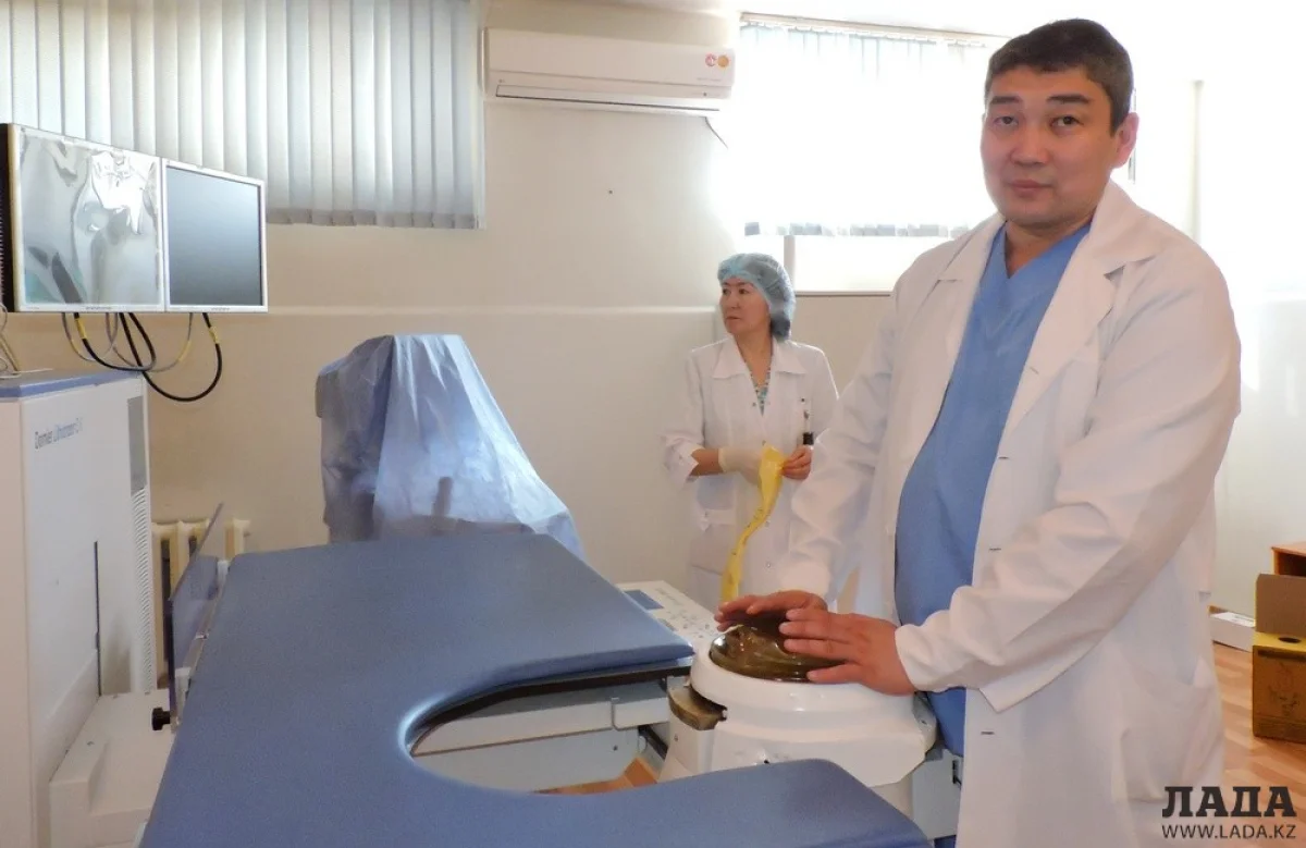 К.Ергалиев у аппарата ДУВЛ. Фото автора