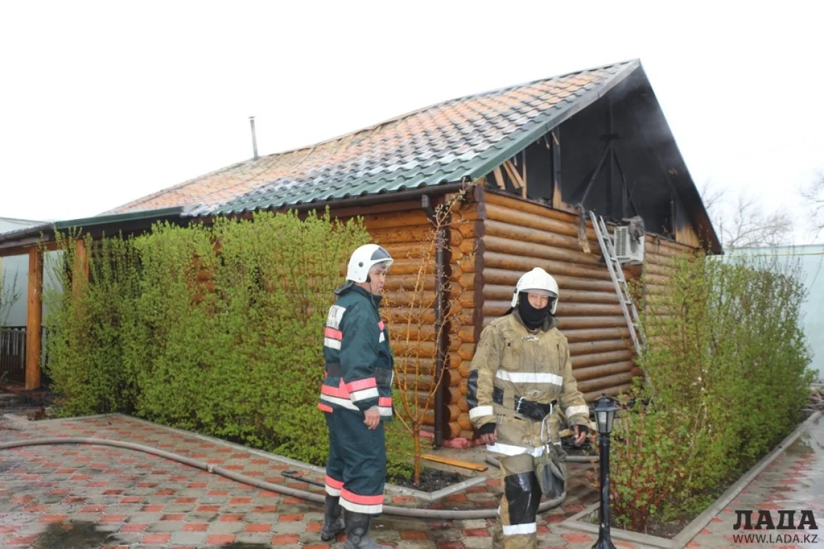 Пожар в банном комплексе «Оазис» в 1 микрорайоне. Фото Рашида Исмагилова