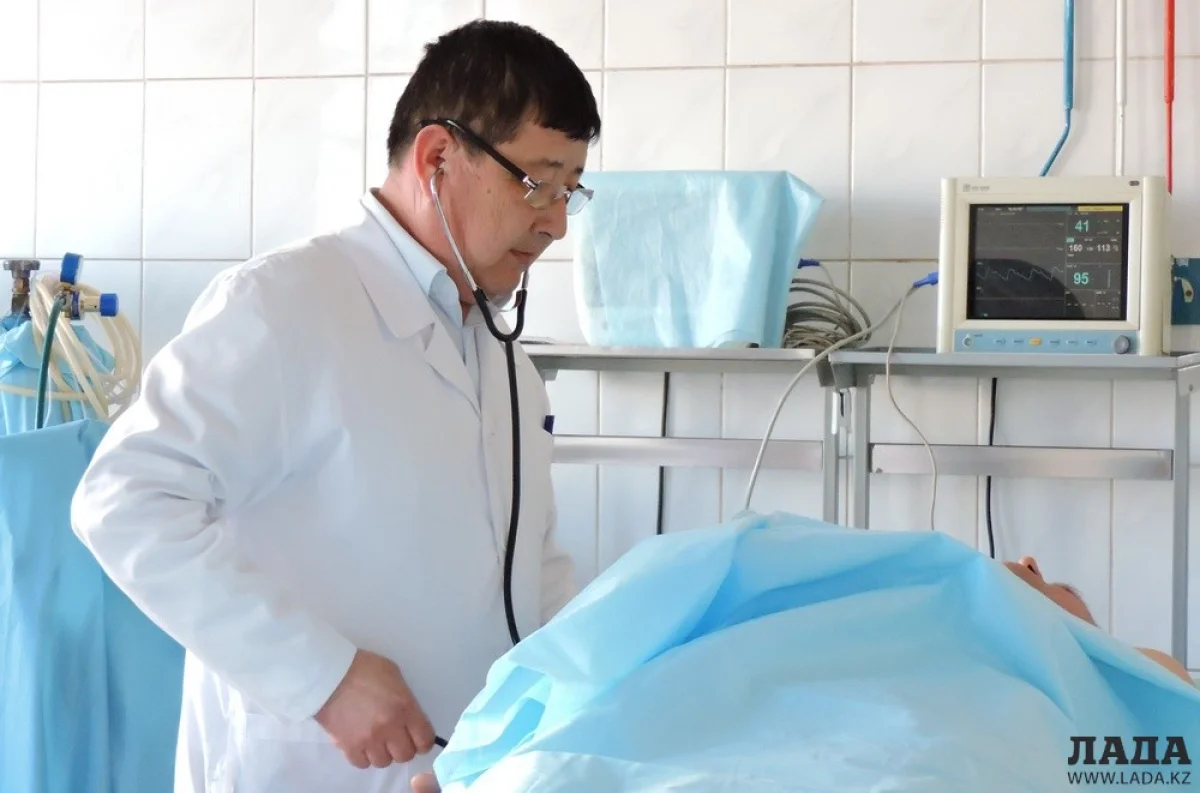 Н.Мусаев осматривает пациента. Фото автора