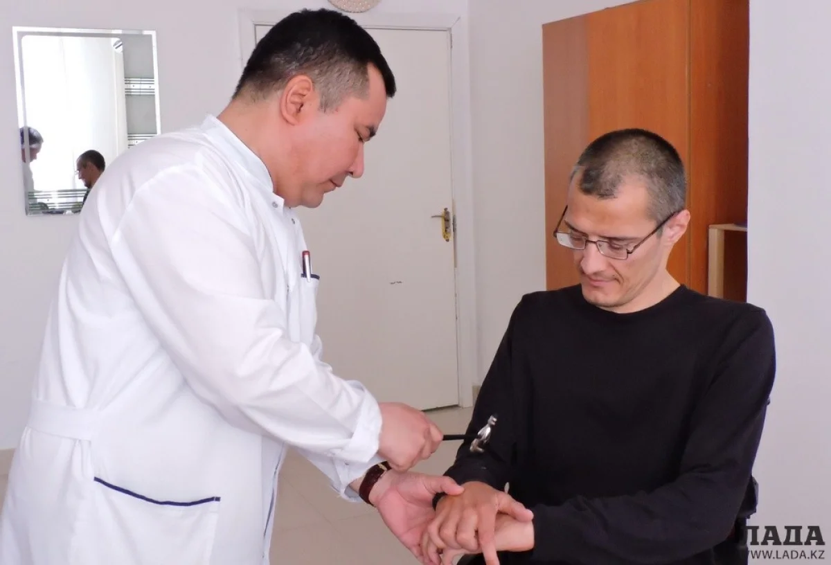 Руслан Гайбатов на приеме у Рахимжана Ордабаева. Фото автора