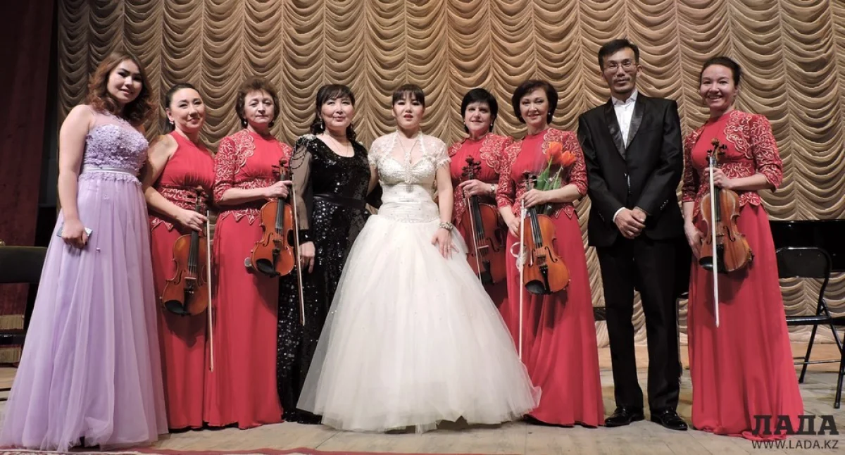 Нурияш Оспанова (четвертая слева) с камерным ансамблем. Фото автора