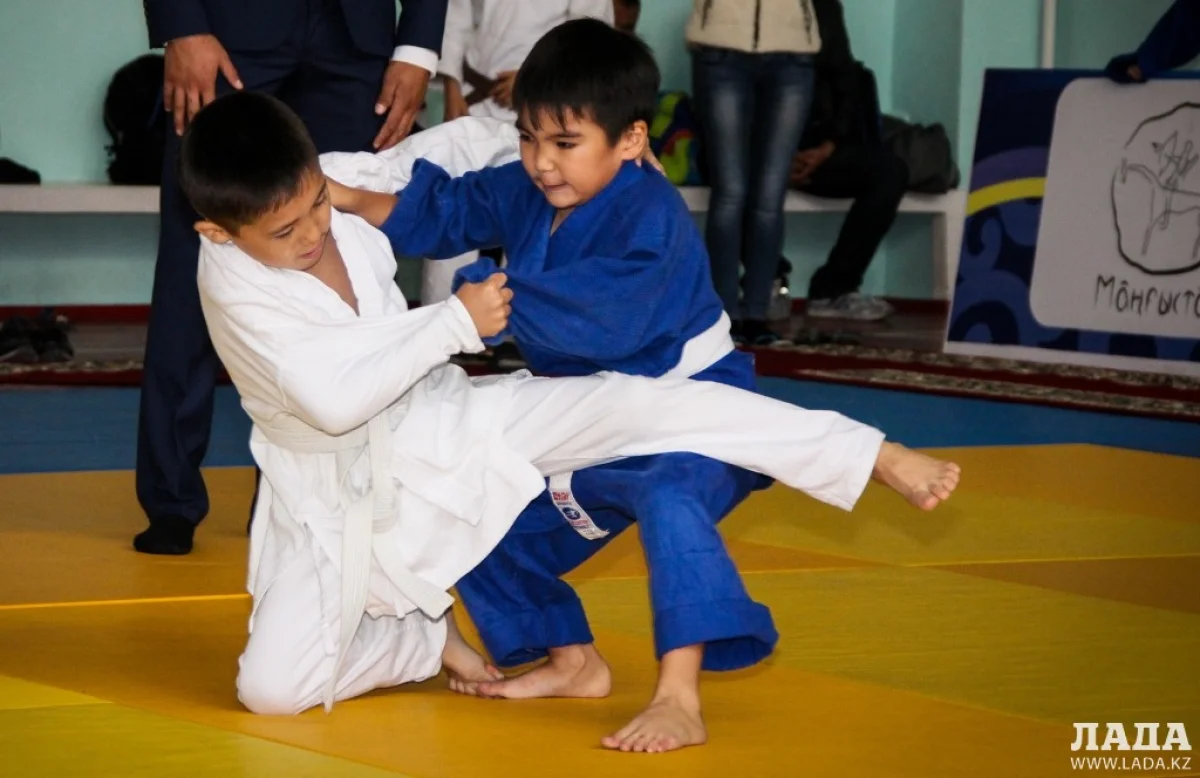 На татами юные дзюдоисты. Фото из архива Lada.kz