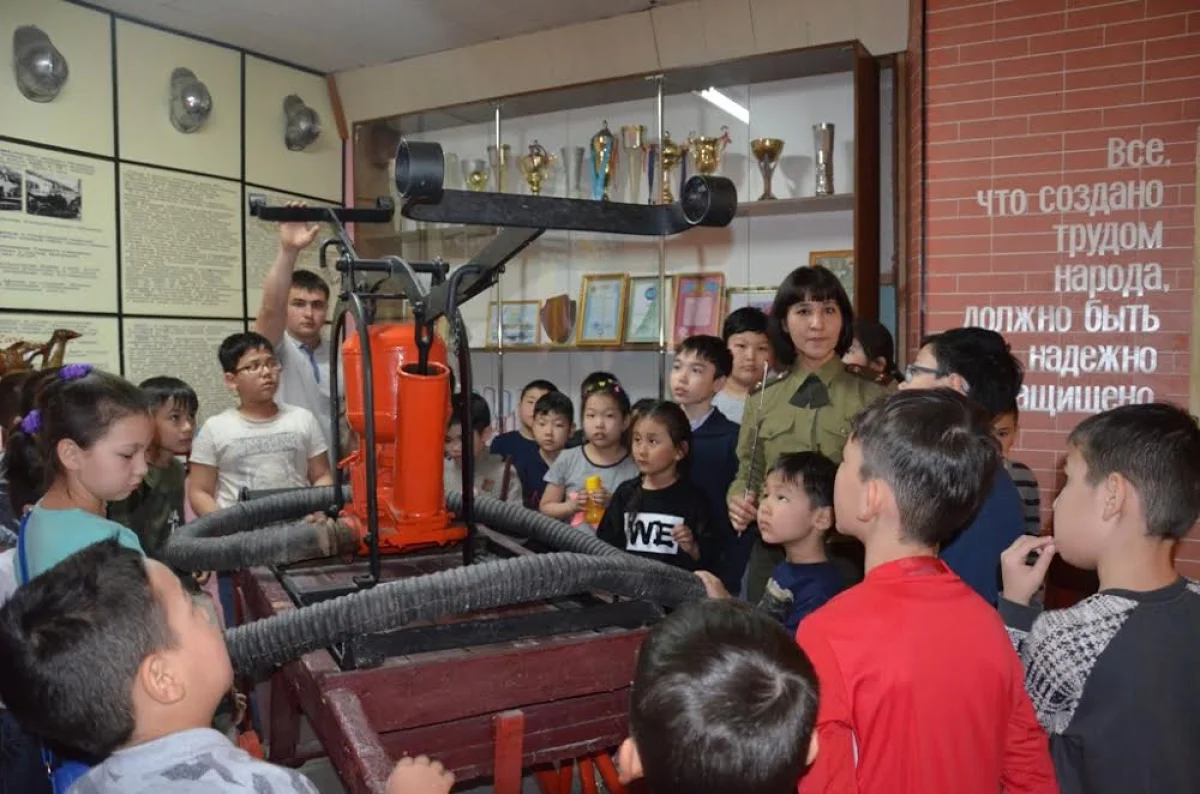 Детям продемонстрировали настоящий раритет - ручной пожарный насос