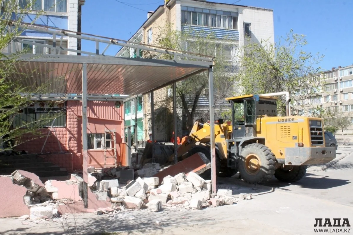 Снос незаконной пристройки. Фото автора