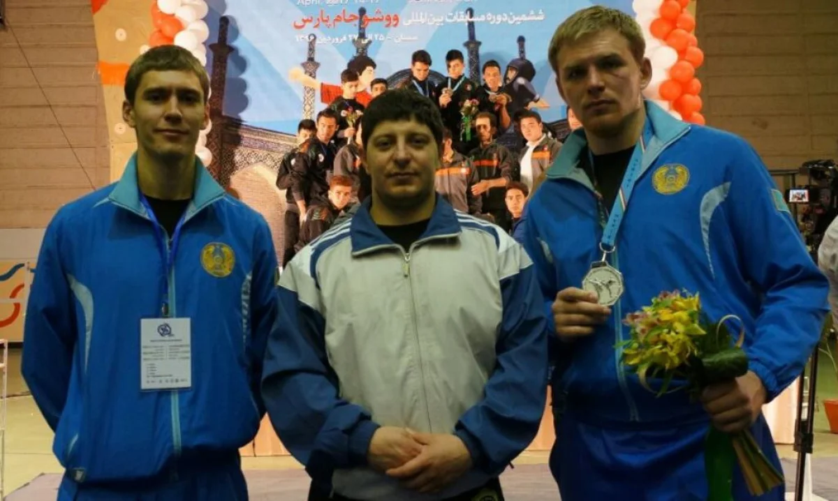 Победитель и участник турнира с наставником. Фото предоставлено организаторами