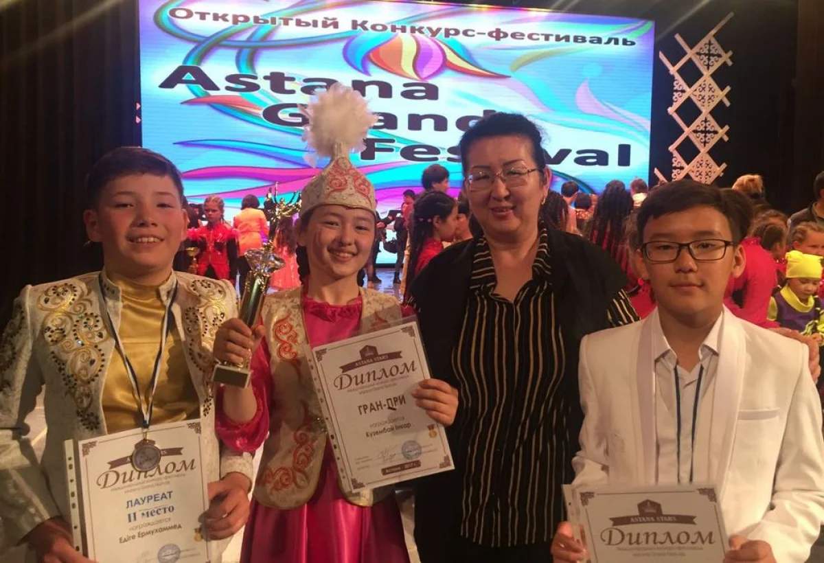 Едиге Ермухаммед, Инкар Кузембай, Бактыгул Кушенова и Архат Джумагалиев после награждения. Фото предоставлено Б.Кушеновой