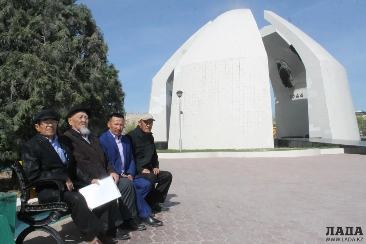 Пришедшие на встречу родственники Тайлака Алиби. Фото автора