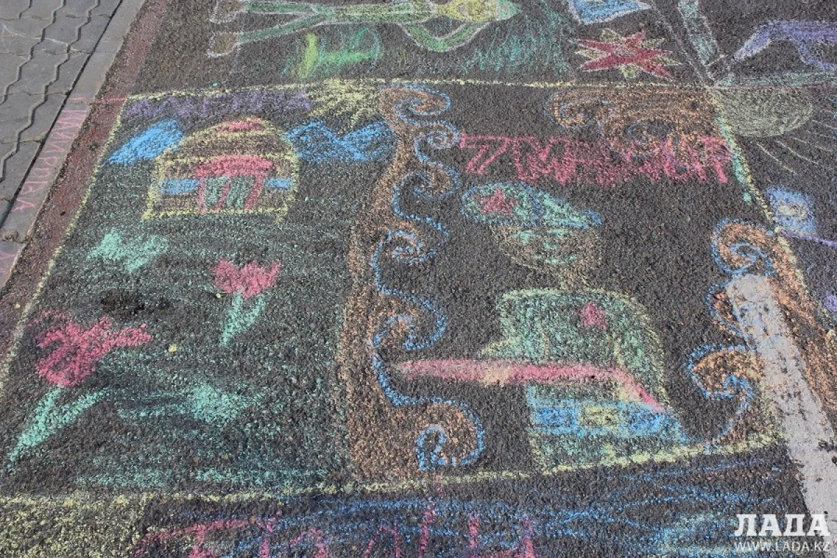 Состязание юных художников на набережной Актау. Фото Ольги Ярославской