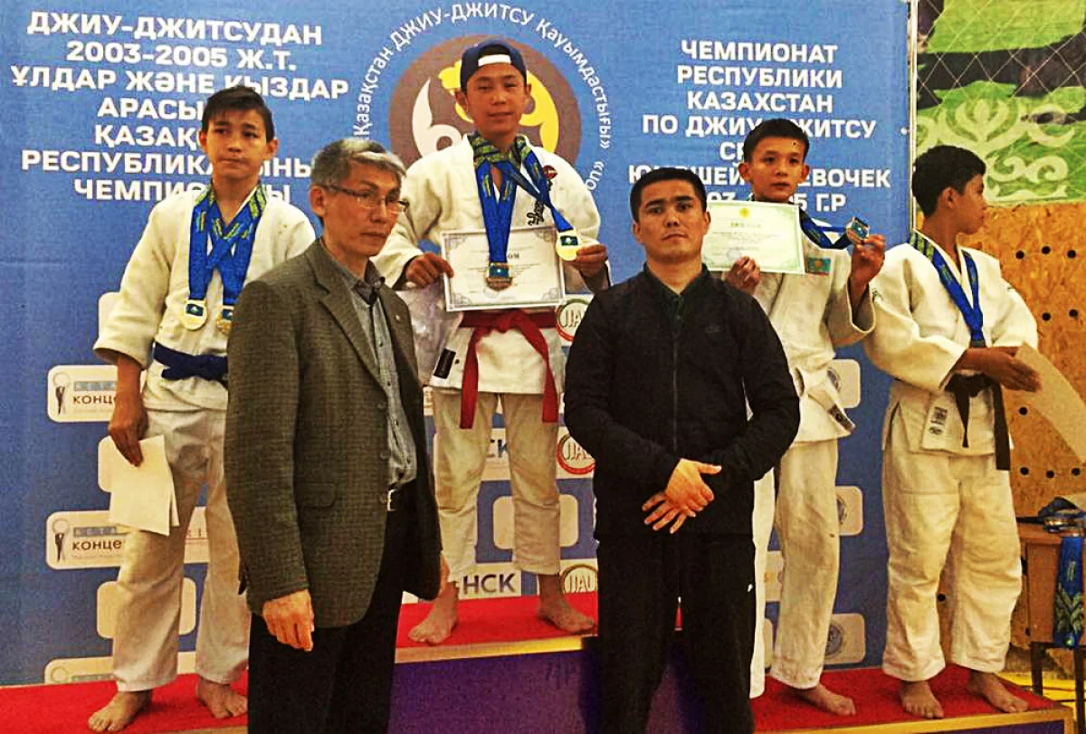 На первой ступени пьедестала Мади Куанов||news_pic_more|<!--TBegin--><a href="https://www.lada.kz/uploads/posts/2017-05/1494236398__hgevjmrrrm.jpg" onclick="return hs.expand(this)" ><img src="https://www.lada.kz/uploads/posts/2017-05/thumbs/1494236398__hgevjmrrrm.jpg" alt='Спортсмены из Актау завоевали семь медалей на чемпионате Казахстана по джиу-джитсу' title='Спортсмены из Актау завоевали семь медалей на чемпионате Казахстана по джиу-джитсу'  /></a><!--TEnd-->