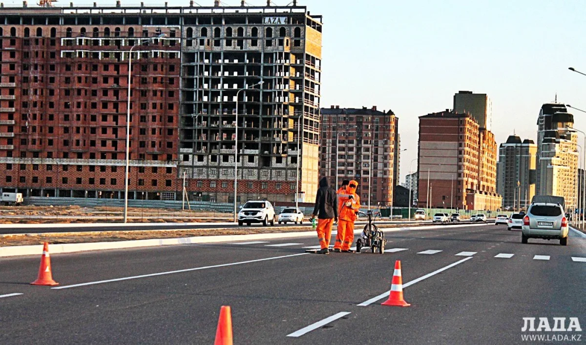Коммунальный службы обновляют дорожную разметку. Фото автора