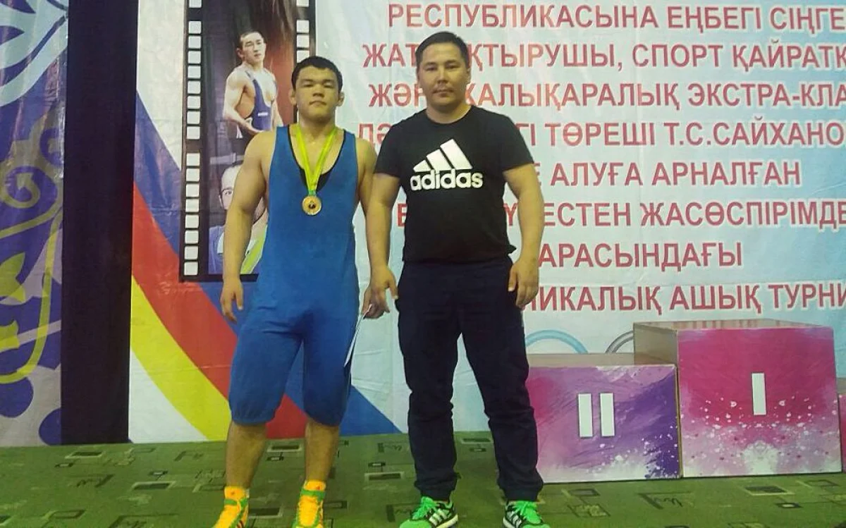 Кайсар Турбергенов с тренером Канатом Шаркеевым. Фото предоставлено МОСДЮШОР