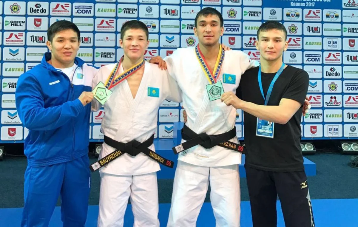 Бауыржан Нарбаев (слева) и Бауыржан Сагынгалиулы после награждения. Фото предоставлено спортшколой