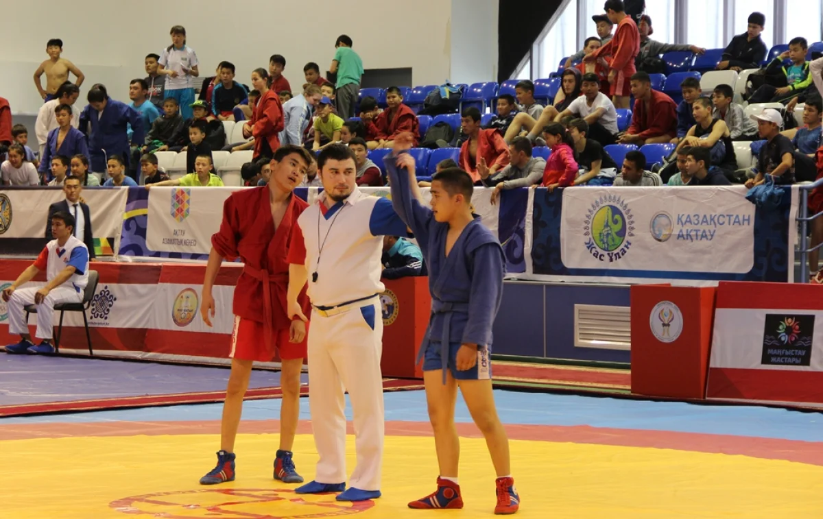 Схвата в пользу мангистауского самбиста. Фото предоставлено организаторами турнира