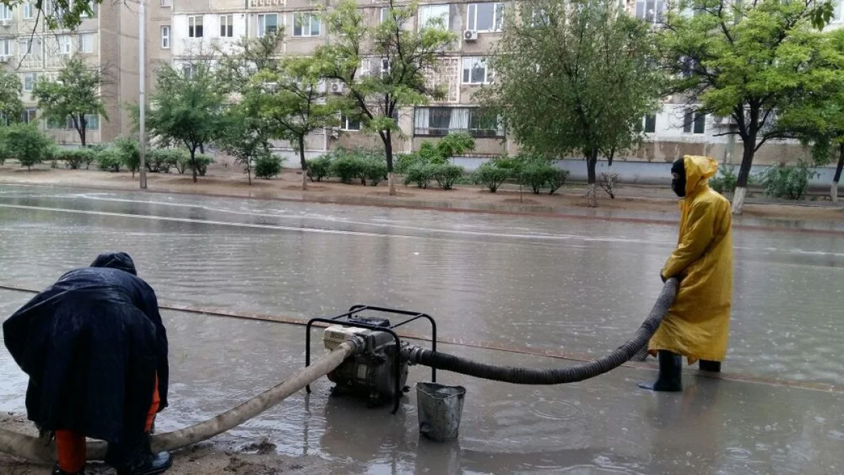 Откачка воды в Актау. Фото предоставлено сотрудниками ТОО «Кала жолдары»