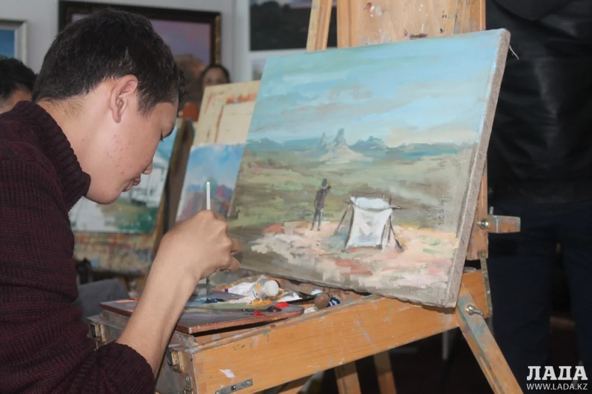 Молодой художник за работой