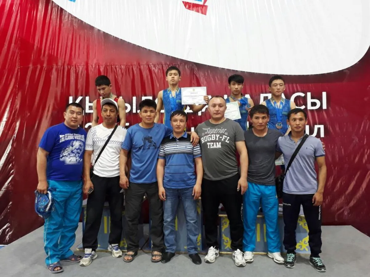 Награждение Ерназара Косова. Фото предоставлено МОСДЮШОР по борьбе