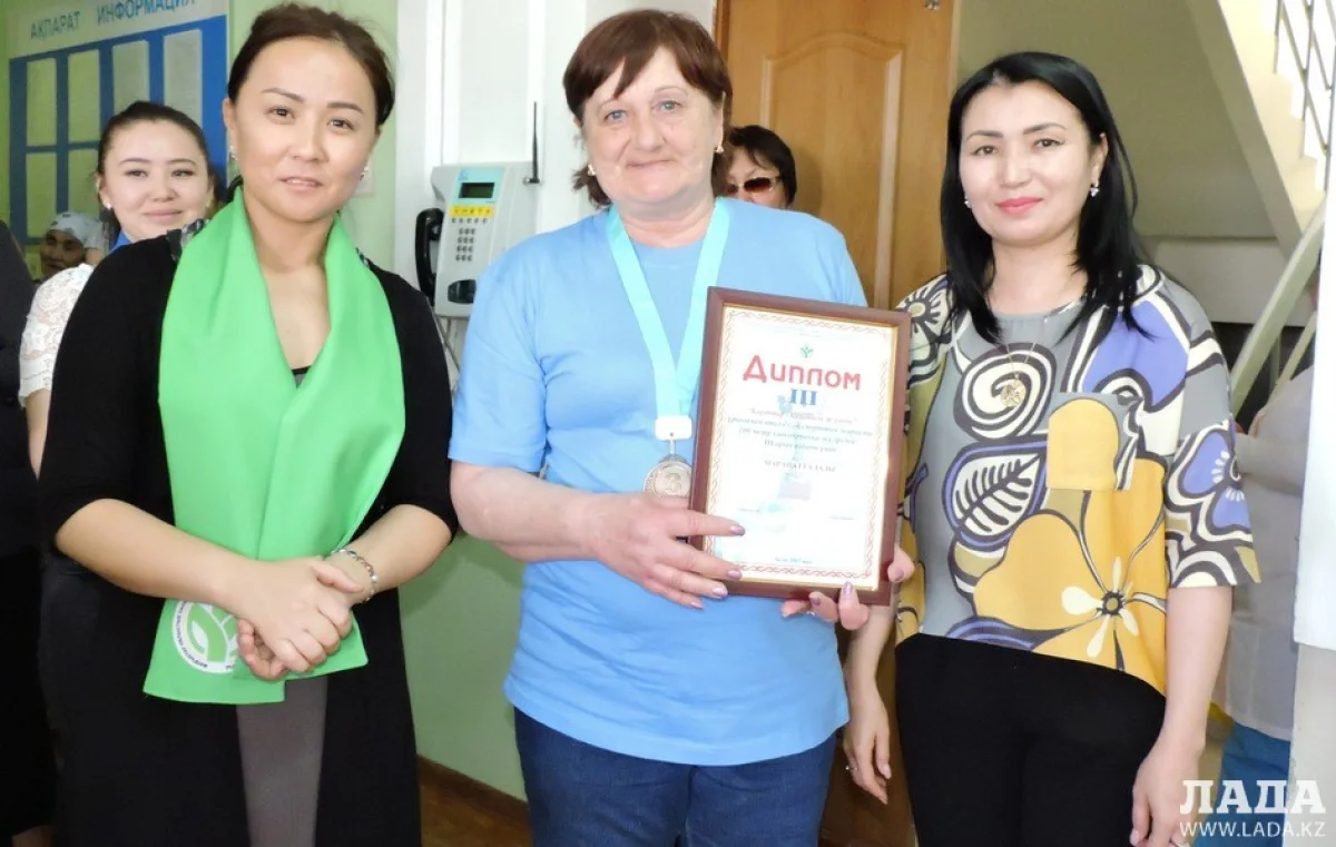 Тамара Карлова (в центре) с дипломом призера. Фото автора