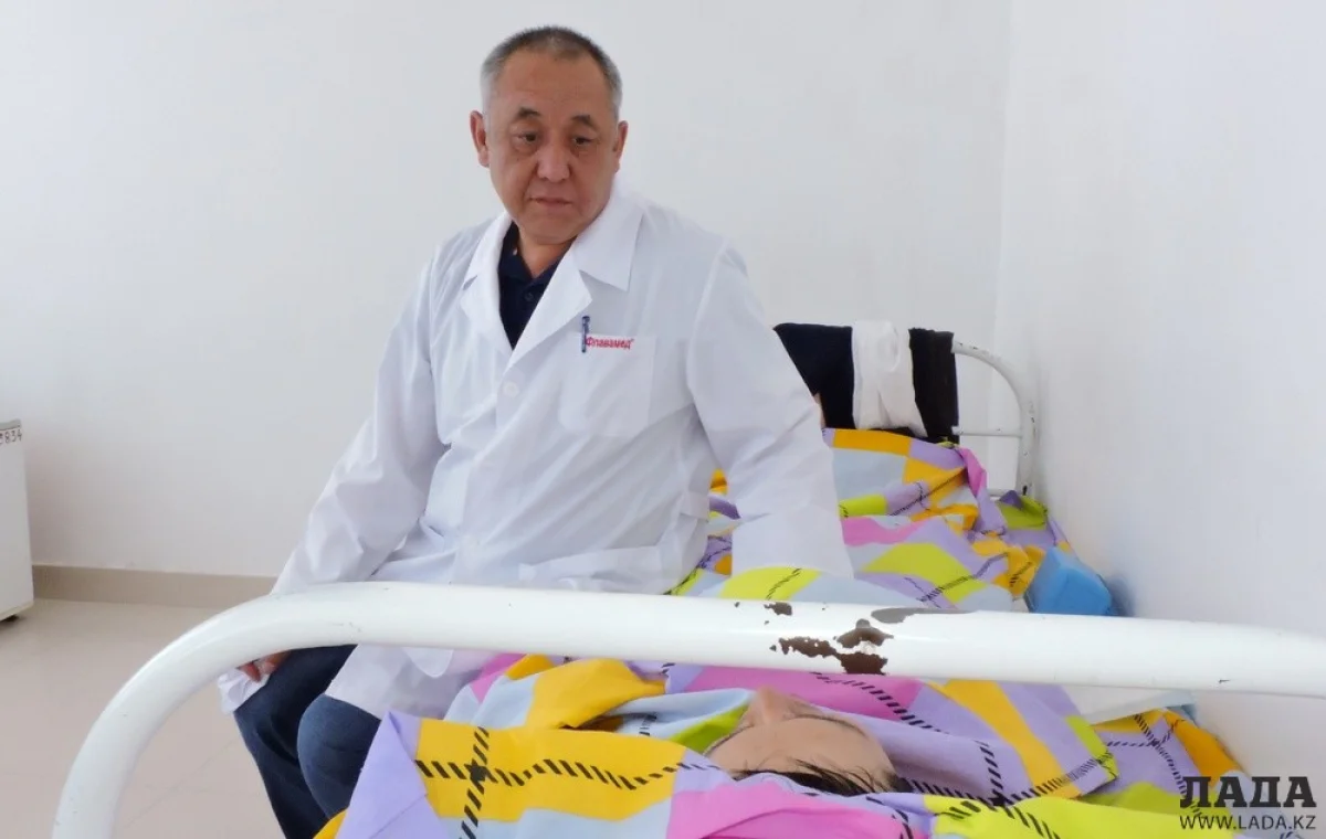 Марат Каленбаев осматривает пациента после операции. Фото автора