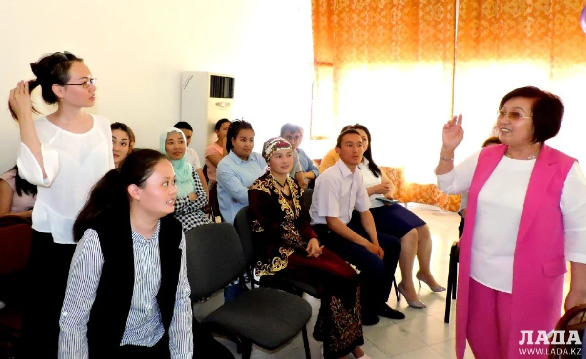 Вводные занятия проводит психолог. Фото автора