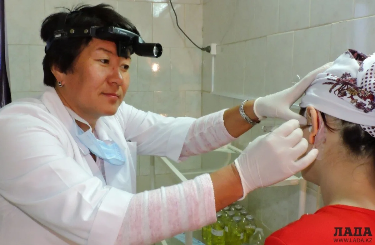 Профессор Мухамадиева осматривает пациента. Фото автора