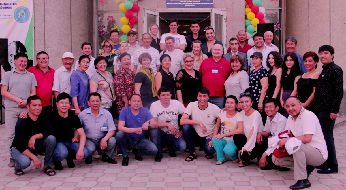 Театральное братство - все гости и участники фестиваля. Фото предоставлено Ф.Атакеевой