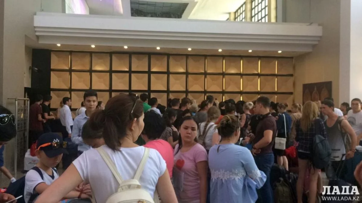 Пассажиры в зале ожидания аэропорта Анталии. Фото из архива