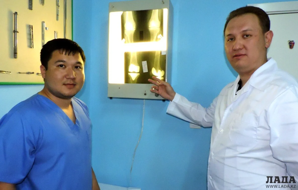 Жанибек Туймебаев (слева) и Тимур Байдалин изучают послеоперационный снимок. Фото автора