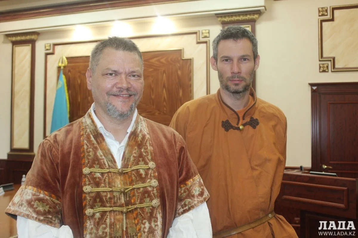 Гости из Венгрии. Фото автора||news_pic_more|<!--TBegin--><a href="https://www.lada.kz/uploads/posts/2017-06/1497354332_img_9494.jpg" onclick="return hs.expand(this)" ><img align="left" src="https://www.lada.kz/uploads/posts/2017-06/thumbs/1497354332_img_9494.jpg" alt='Путешественники из Венгрии намерены преодолеть путь от Актау до Астаны на лошадях' title='Путешественники из Венгрии намерены преодолеть путь от Актау до Астаны на лошадях'  /></a><!--TEnd--><br /><!--TBegin--><a href="https://www.lada.kz/uploads/posts/2017-06/1497354307_img_9500.jpg" onclick="return hs.expand(this)" ><img align="left" src="https://www.lada.kz/uploads/posts/2017-06/thumbs/1497354307_img_9500.jpg" alt='Путешественники из Венгрии намерены преодолеть путь от Актау до Астаны на лошадях' title='Путешественники из Венгрии намерены преодолеть путь от Актау до Астаны на лошадях'  /></a><!--TEnd--><br /><!--TBegin--><a href="https://www.lada.kz/uploads/posts/2017-06/1497354333_img_9519.jpg" onclick="return hs.expand(this)" ><img align="left" src="https://www.lada.kz/uploads/posts/2017-06/thumbs/1497354333_img_9519.jpg" alt='Путешественники из Венгрии намерены преодолеть путь от Актау до Астаны на лошадях' title='Путешественники из Венгрии намерены преодолеть путь от Актау до Астаны на лошадях'  /></a><!--TEnd--><br /><!--TBegin--><a href="https://www.lada.kz/uploads/posts/2017-06/1497354325_img_9520.jpg" onclick="return hs.expand(this)" ><img align="left" src="https://www.lada.kz/uploads/posts/2017-06/thumbs/1497354325_img_9520.jpg" alt='Путешественники из Венгрии намерены преодолеть путь от Актау до Астаны на лошадях' title='Путешественники из Венгрии намерены преодолеть путь от Актау до Астаны на лошадях'  /></a><!--TEnd--><br /><!--TBegin--><a href="https://www.lada.kz/uploads/posts/2017-06/1497354288_img_9523.jpg" onclick="return hs.expand(this)" ><img align="left" src="https://www.lada.kz/uploads/posts/2017-06/thumbs/1497354288_img_9523.jpg" alt='Путешественники из Венгрии намерены преодолеть путь от Актау до Астаны на лошадях' title='Путешественники из Венгрии намерены преодолеть путь от Актау до Астаны на лошадях'  /></a><!--TEnd-->