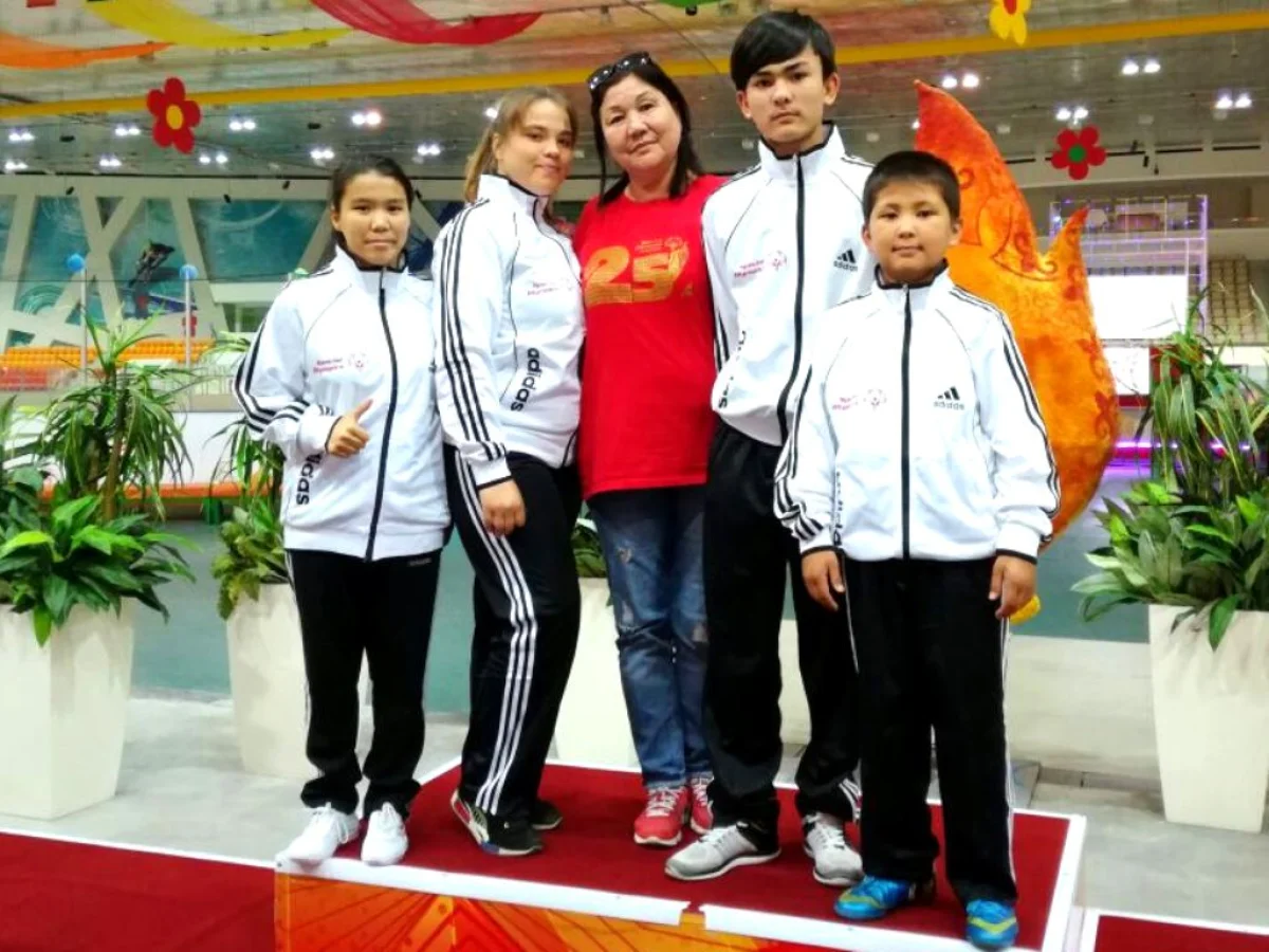 Актауская сборная с тренером. Фото предоставлено М.Жарылгас