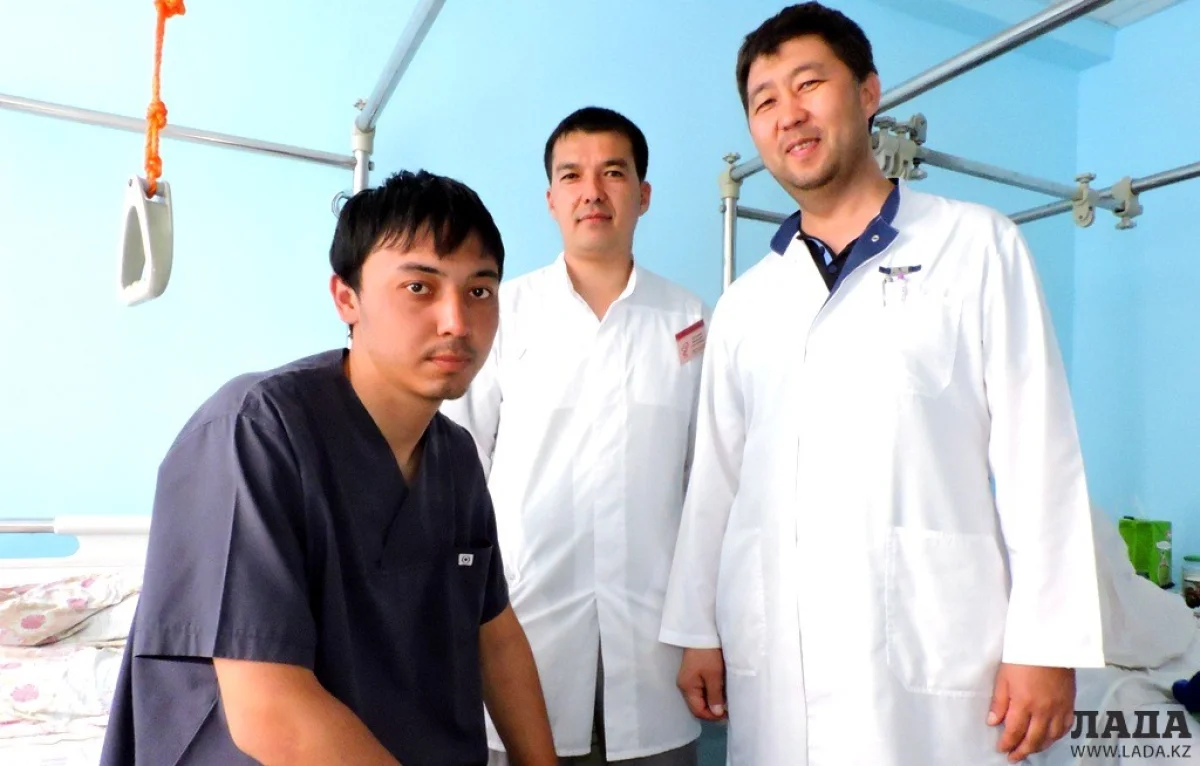 Аблай Сулейменов с врачами больницы. Фото автора