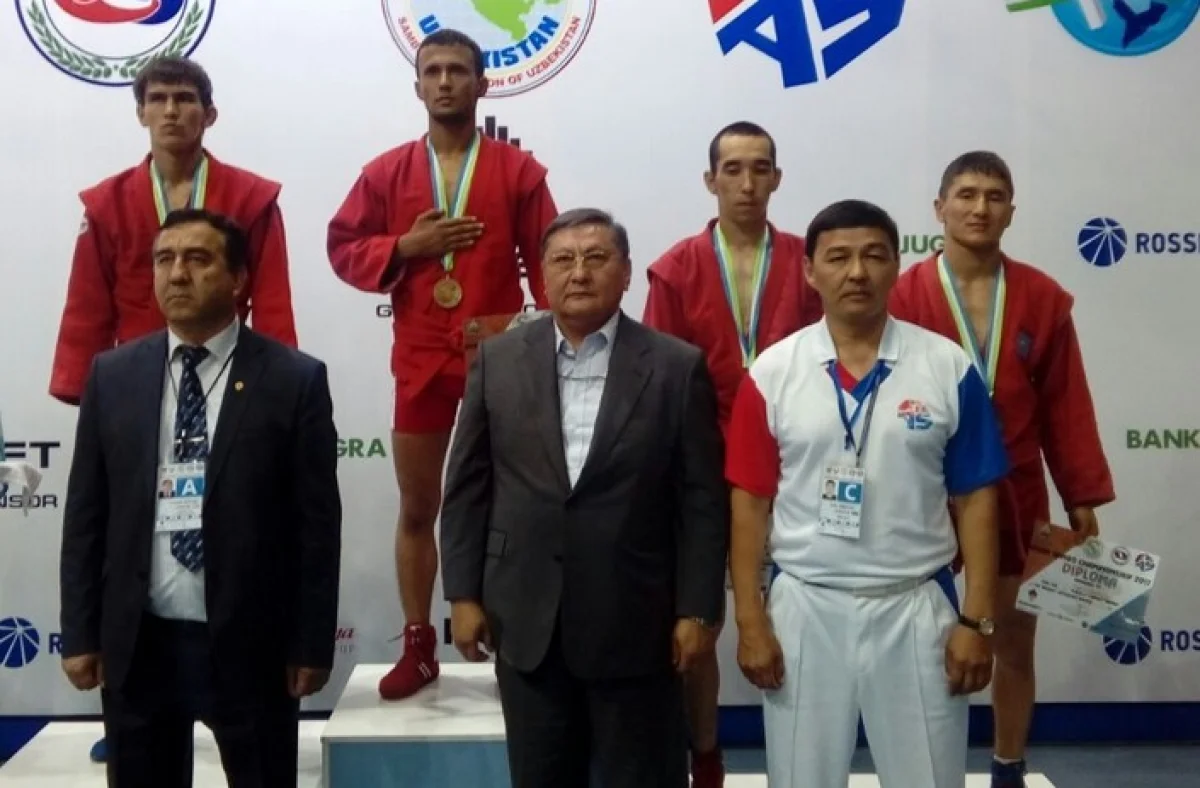 Нуркен Домбаев на церемонии награждения (справа). Фото предоставлено Е.Сериковым